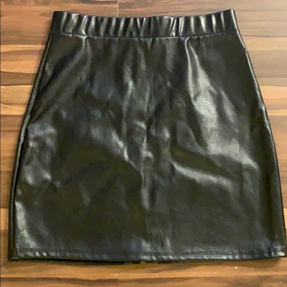 Faux leather mini skirt - Picture 3 of 3